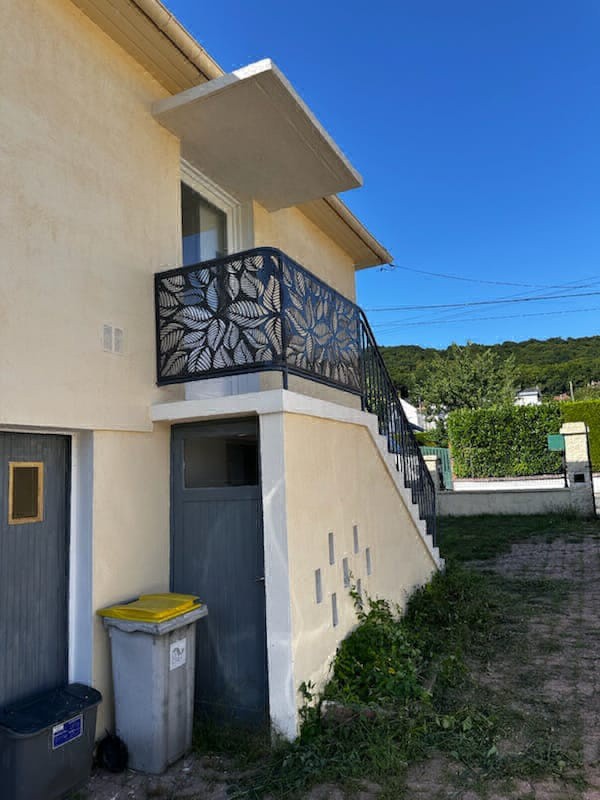 Conception et pose d'un garde corps sur-mesure découpe laser finition thermolaquage RAL 7016 pour une descente extérieure sur Rouen 76