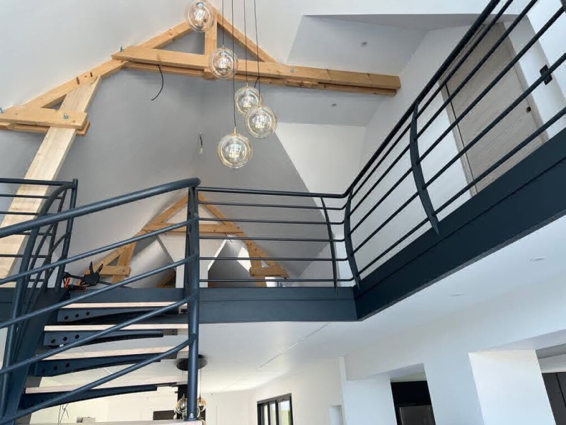 Société de métallerie Yvetot : Conception et installation de garde-corps en acier laqué sur une mezzanine pour une maison contemporaine