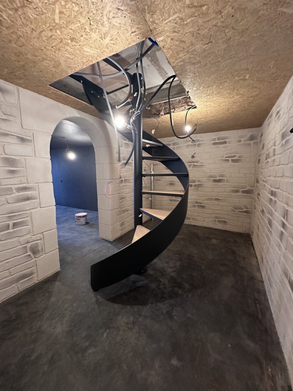 Création et installation d'un escalier hélicoïdal acier avec marche bois acacia pour accès à une cave à vin sur Dieppe 76