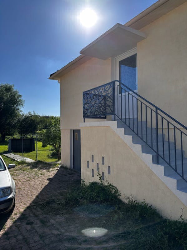 Conception et pose d'un garde corps sur-mesure découpe laser finition thermolaquage RAL 7016 pour une descente extérieure sur Rouen 76