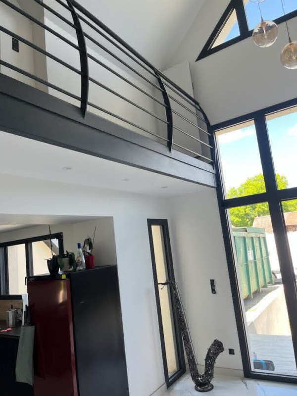 Société de métallerie Yvetot : Conception et installation de garde-corps en acier laqué sur une mezzanine pour une maison contemporaine