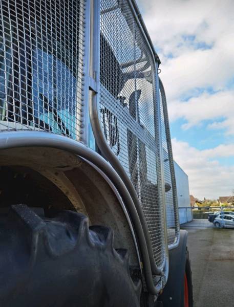 Fabrication de grilles de protection et de blindage démontable sur mesure pour tracteur agricole proche de Rouen en Seine Maritime