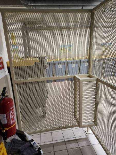 Fabrication de cages grillagées et cloisonnées pour protéger du matériel de nettoyage à Rouen