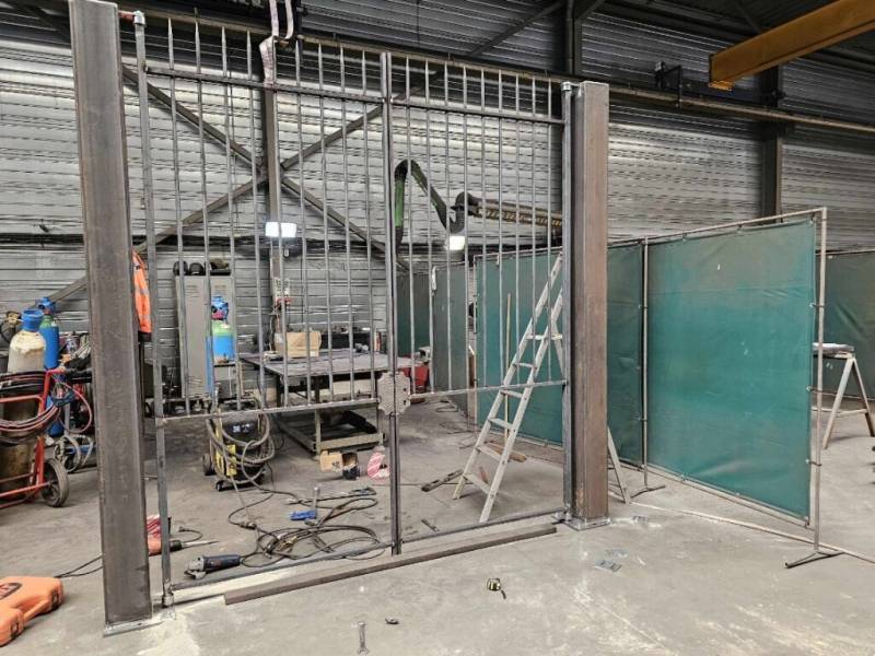 Fabrication et pose d'un portail 2 ventaux sur-mesure en fer plein pour une école à Rouen