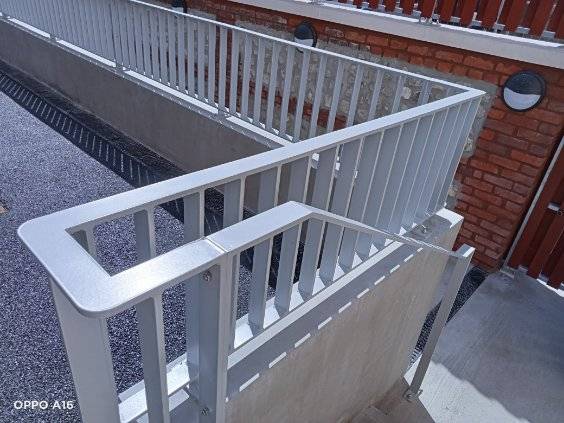 Fabrication et pose d'une clôture, d'un portail et d'une enseigne en métal pour une école à Rouen